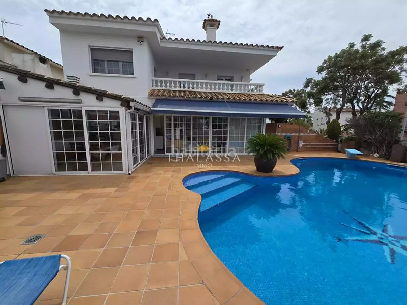 Foto 3e3596f1-9135-49ad-989c-8cab7e89bd31. Casa amb calefacció aparcament piscina a Requesens Empuriabrava