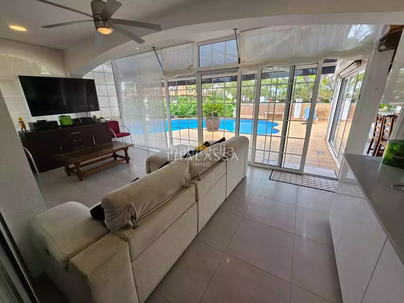 Foto 48f8dd18-5cd1-435e-adf7-de02eb888d86. Casa amb calefacció aparcament piscina a Requesens Empuriabrava
