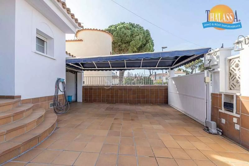 Foto 52b71c1d-42b4-49a4-be4b-26d93167c74c. Casa amb calefacció aparcament piscina a Requesens Empuriabrava