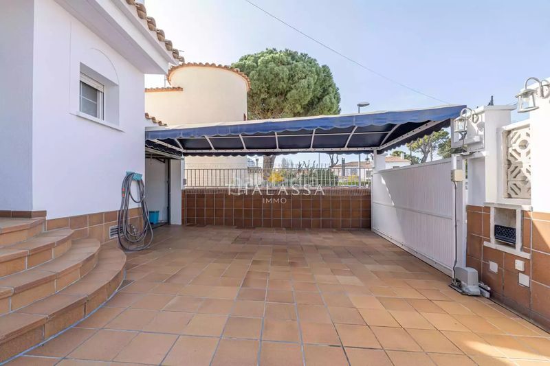 Foto 9e8e5676-50b5-42b1-93ab-73aa31b8ad4a. Casa amb calefacció aparcament piscina a Requesens Empuriabrava