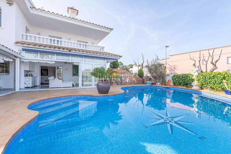Foto 9e99551b-ab35-4cd3-be54-653ee53d1aaf. Casa amb calefacció aparcament piscina a Requesens Empuriabrava