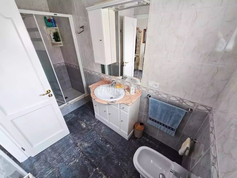Foto a310be59-726b-4d3d-a718-10a683b3ee1a. Casa amb calefacció aparcament piscina a Requesens Empuriabrava