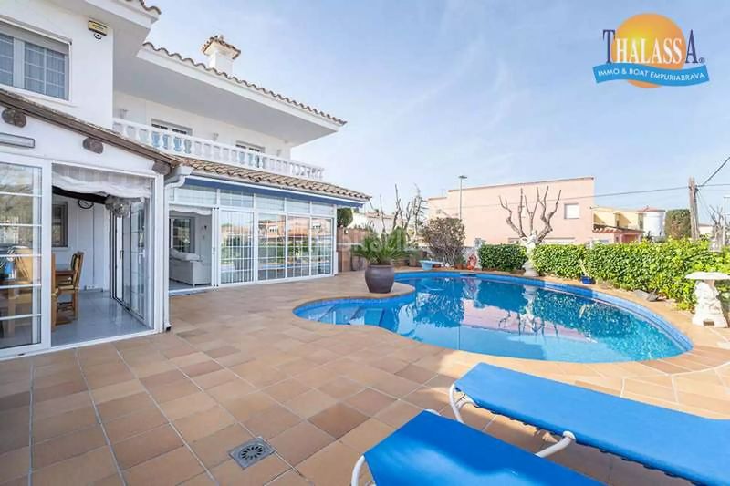 Foto a7679cd5-4b36-4c6b-baea-b1d6f37b956f. Casa amb calefacció aparcament piscina a Requesens Empuriabrava