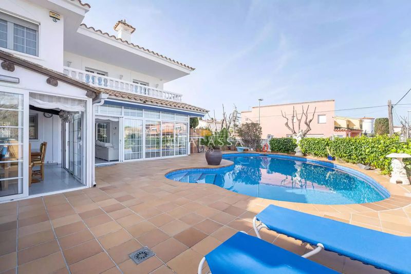 Foto c6d2ad1d-28f6-4325-9616-a912ba62b5d6. Casa amb calefacció aparcament piscina a Requesens Empuriabrava