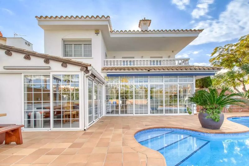 Foto dbf889d9-f13a-4007-8c7a-4803fcf52d4e. Casa amb calefacció aparcament piscina a Requesens Empuriabrava