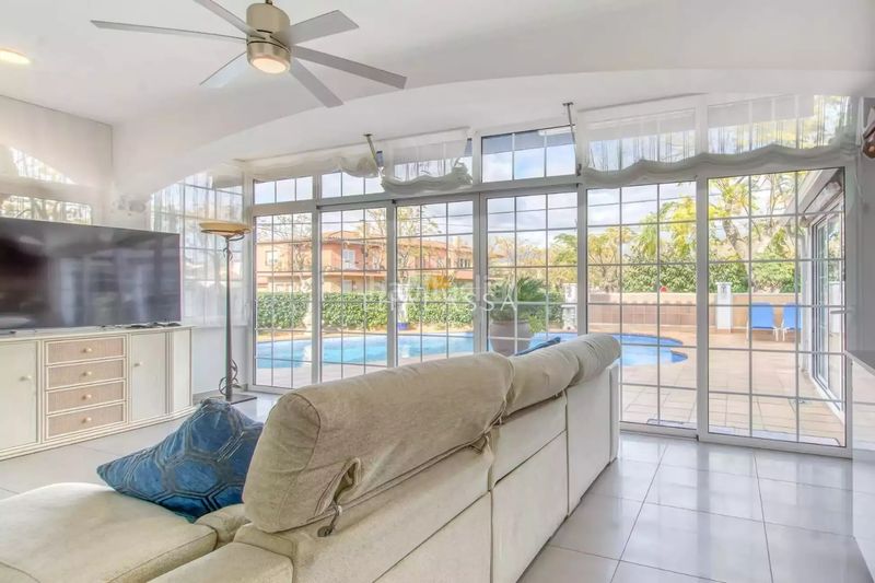 Foto ddb14382-5b7d-429a-a373-21f32c556c89. Casa amb calefacció aparcament piscina a Requesens Empuriabrava
