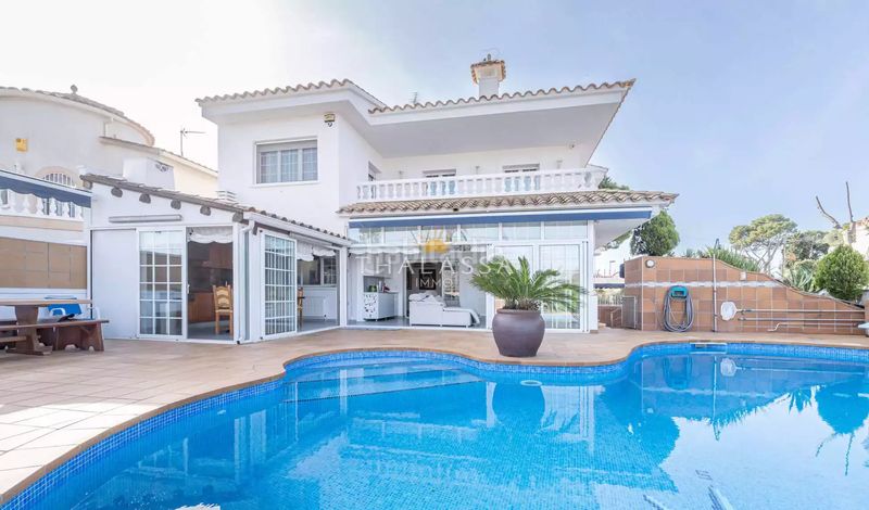 Foto e68cfdb1-d8b0-472b-b79b-526e2d6464d0. Casa amb calefacció aparcament piscina a Requesens Empuriabrava
