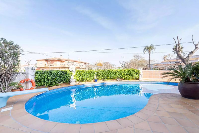 Foto ee298e08-fbcd-4377-a714-eb35fe2fbf83. Casa amb calefacció aparcament piscina a Requesens Empuriabrava