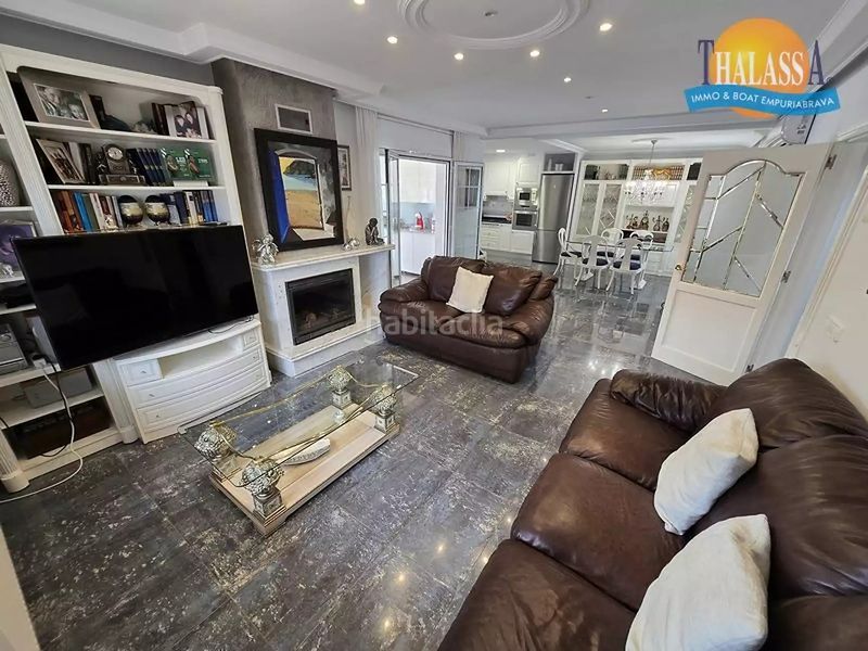 Foto efd1eb8a-fffc-4a83-9f3c-2c0a8956e4ba. Casa amb calefacció aparcament piscina a Requesens Empuriabrava