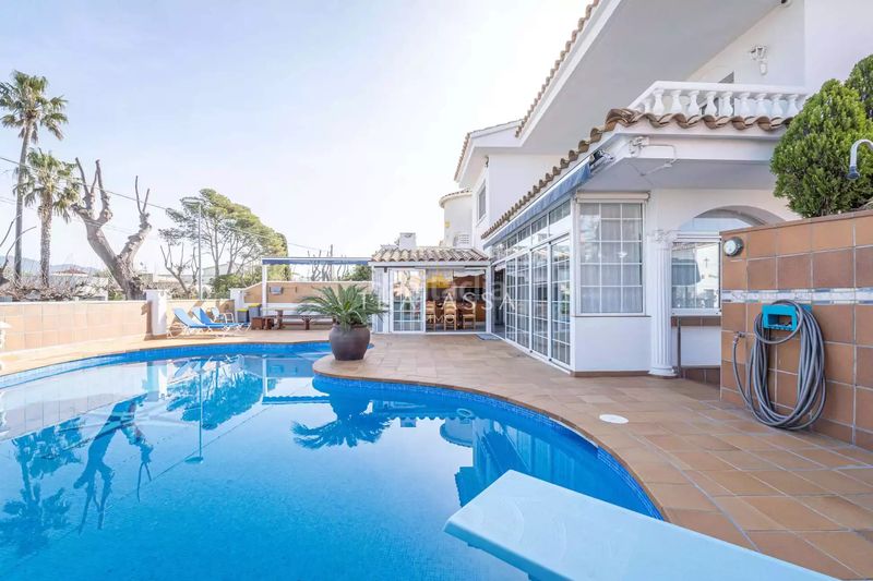 Foto f2c90b51-6fa1-4c77-a5ae-c42d82c0fb88. Casa amb calefacció aparcament piscina a Requesens Empuriabrava