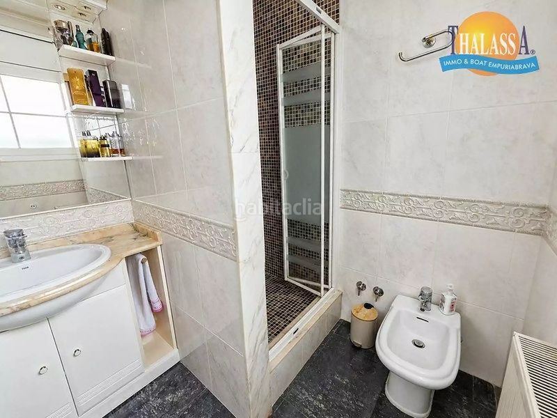 Foto f90553f7-73db-4593-aef9-1a043ebd2bf1. Casa amb calefacció aparcament piscina a Requesens Empuriabrava
