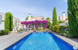 Casa a Carrer peni 153. Espectacular casa reformada con piscina en empuriabrava
