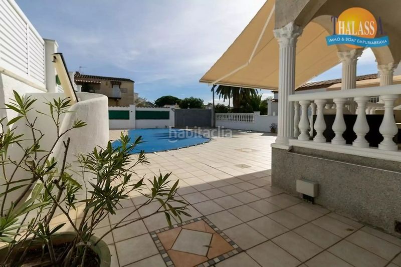 Foto 2b1f5feb-935b-465e-b7c1-1b0152f2ff2f. Casa amb calefacció aparcament piscina a Carmençó Empuriabrava
