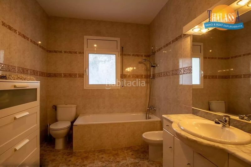 Foto 3dea5122-69ba-4dcb-9615-2ffeaf451b3d. Casa amb calefacció aparcament piscina a Carmençó Empuriabrava
