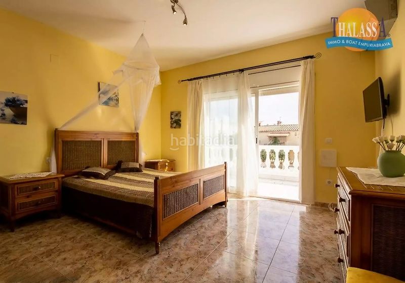 Foto 8a75a784-53af-49c2-8bd8-4dca9b4e73dc. Casa amb calefacció aparcament piscina a Carmençó Empuriabrava