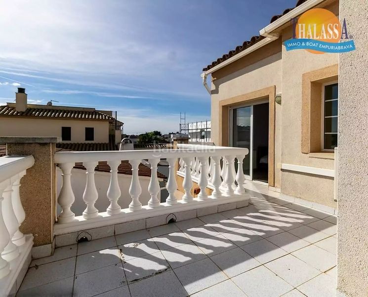 Foto 9568e7ab-5a8b-4a88-8494-a66bea9d454a. Casa amb calefacció aparcament piscina a Carmençó Empuriabrava