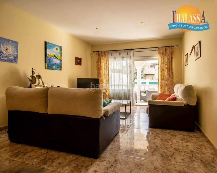 Foto b3975e40-5647-4d3a-841c-d455fcf0d535. Casa amb calefacció aparcament piscina a Carmençó Empuriabrava