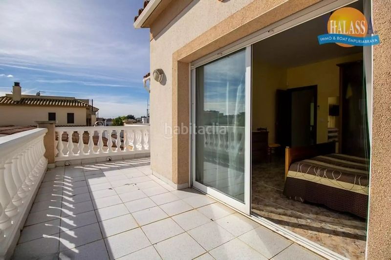Foto d3d0809a-b77e-4b7c-a8c6-c8e3bfa1c754. Casa amb calefacció aparcament piscina a Carmençó Empuriabrava