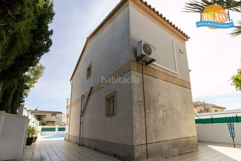 Foto e72060d5-86e5-4bca-a4ed-c3f1a0ddd593. Casa amb calefacció aparcament piscina a Carmençó Empuriabrava