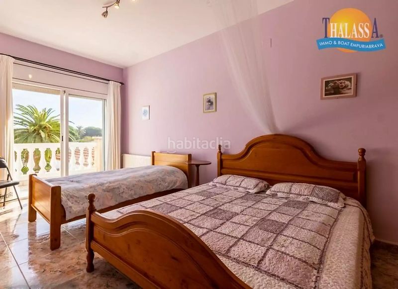 Foto e88fc2f3-f7c4-43f3-ab1d-0fe04ff727ba. Casa amb calefacció aparcament piscina a Carmençó Empuriabrava