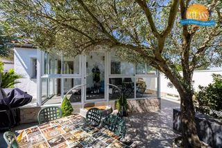 Casa  Carrer taballera. Preciosa casa renovada con jard�n junto al r�o muga