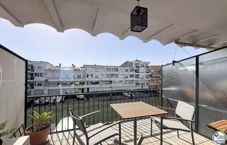 Pis a Carrer alberes 191. Apartamento con vistas al canal, terraza y parking en empuriabra