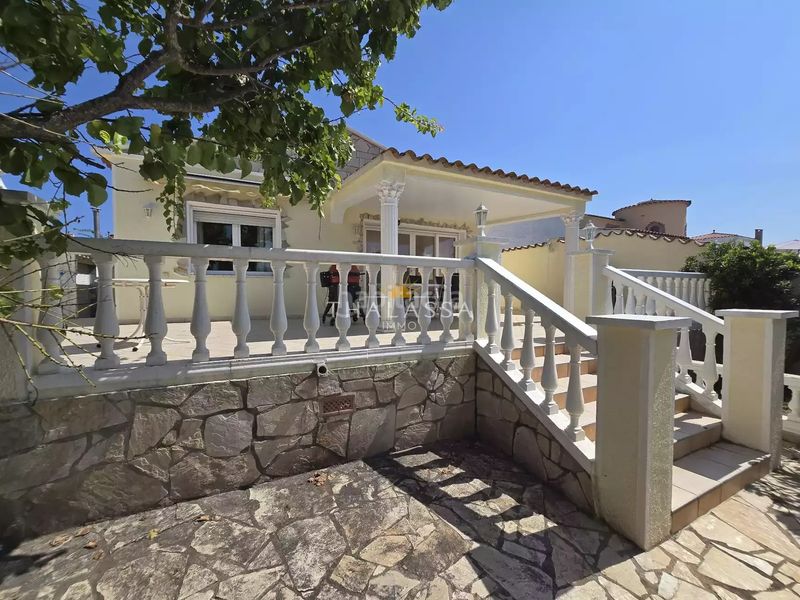 Foto a4f8c65e-bab2-4a76-b547-bd66df015803. Casa amb aparcament a Segre - Ebre - Ter Empuriabrava