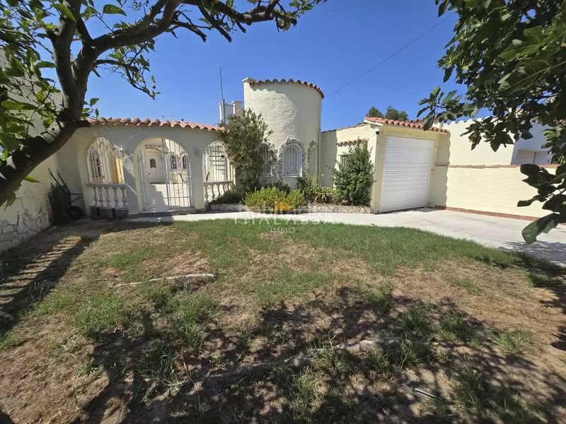 Foto c19a0ecd-a61a-41b5-9724-cbe025e39a68. Casa amb aparcament a Segre - Ebre - Ter Empuriabrava
