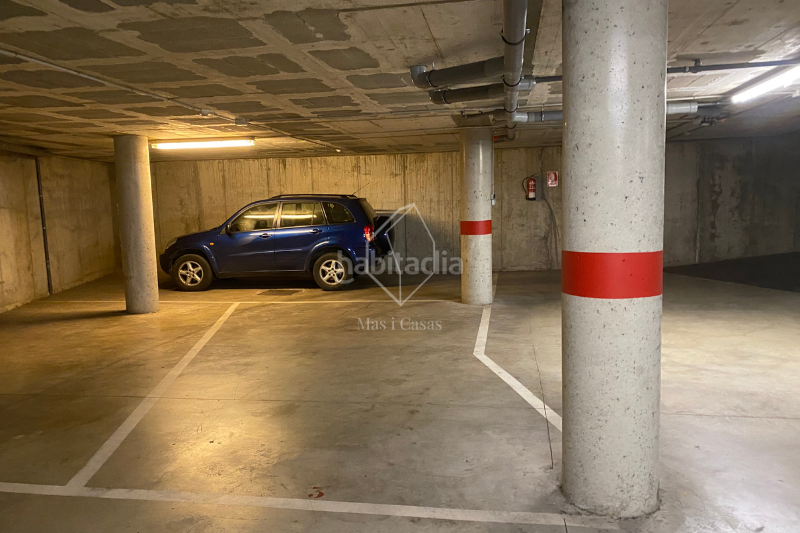 Foto 7aefe51c-3516-45c8-8b7d-a2114994890d. Car parking in Eixample Residencial Escala (L´)