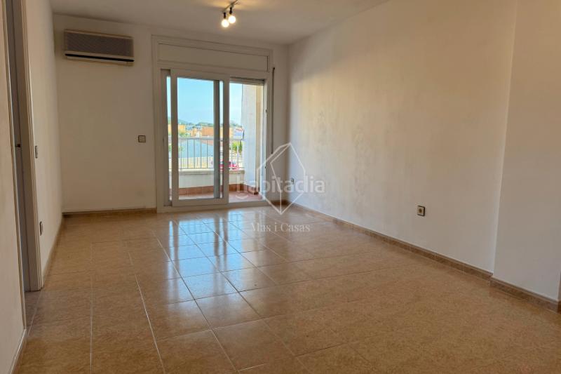Foto 140af9ef-6008-497f-904e-2b1b9c64ac50. Apartamento situat al primer pis amb ascensor d’una residència agradable, aquest apartament de 68 m² ofereix un entorn de vida ideal. en Escala (L´)