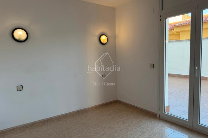 Foto 741ee0e5-d14e-49af-98fc-5d1931cd72a4. Apartamento situat al primer pis amb ascensor d’una residència agradable, aquest apartament de 68 m² ofereix un entorn de vida ideal. en Escala (L´)