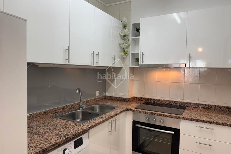 Foto afff1d78-34f2-48c3-be22-7ff00b22ba4c. Apartamento situat al primer pis amb ascensor d’una residència agradable, aquest apartament de 68 m² ofereix un entorn de vida ideal. en Escala (L´)
