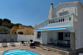 Casa en Riells. En exclusiva – encantadora casa totalment renovada, amb jardí i