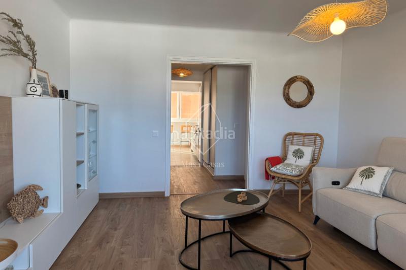 Foto 1be5cfbe-2545-48e6-8772-26d17646c9dc. Apartament amb aparcament a Eixample Residencial Escala (L´)