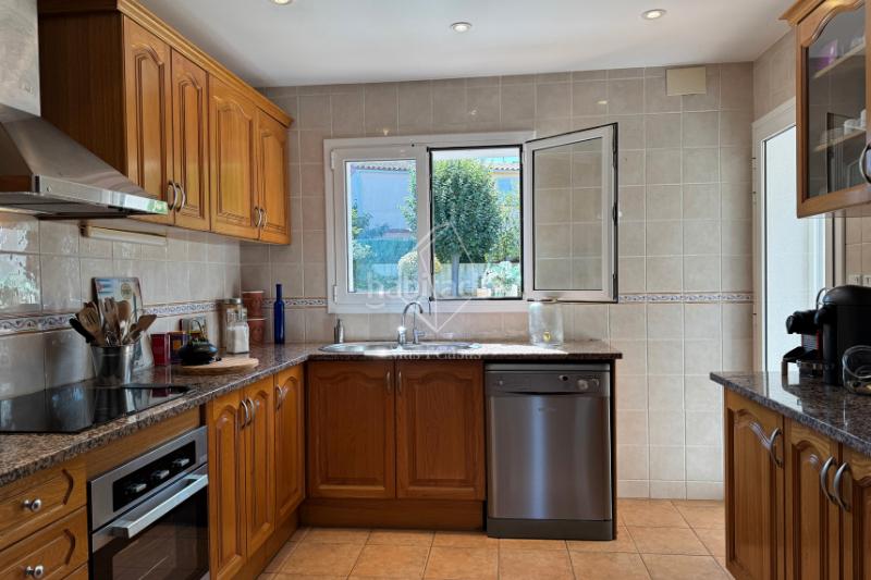 Foto 42a448f3-643c-46d5-a17b-3847933507dd. Casa amb xemeneia calefacció aparcament piscina a Escala (L´)