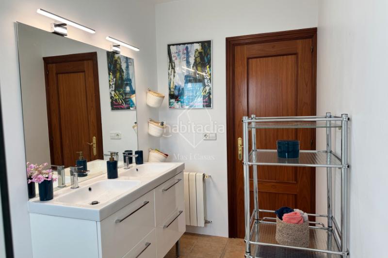 Foto 4c646826-8081-40cf-a451-e7c042a560a7. Casa amb xemeneia calefacció aparcament piscina a Escala (L´)