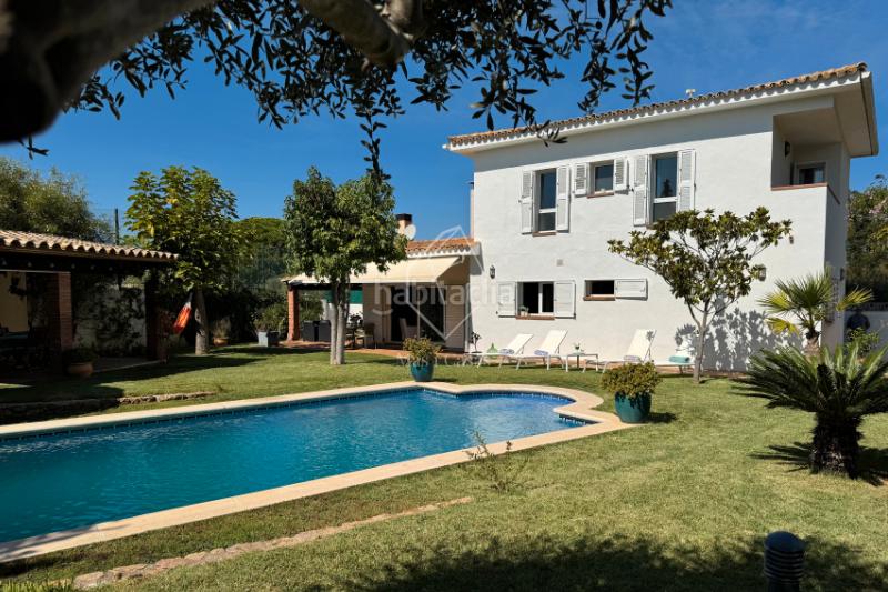 Foto 4fe7c6a5-79fa-4f6c-bfc6-1d42e3bcaf73. Casa amb xemeneia calefacció aparcament piscina a Escala (L´)
