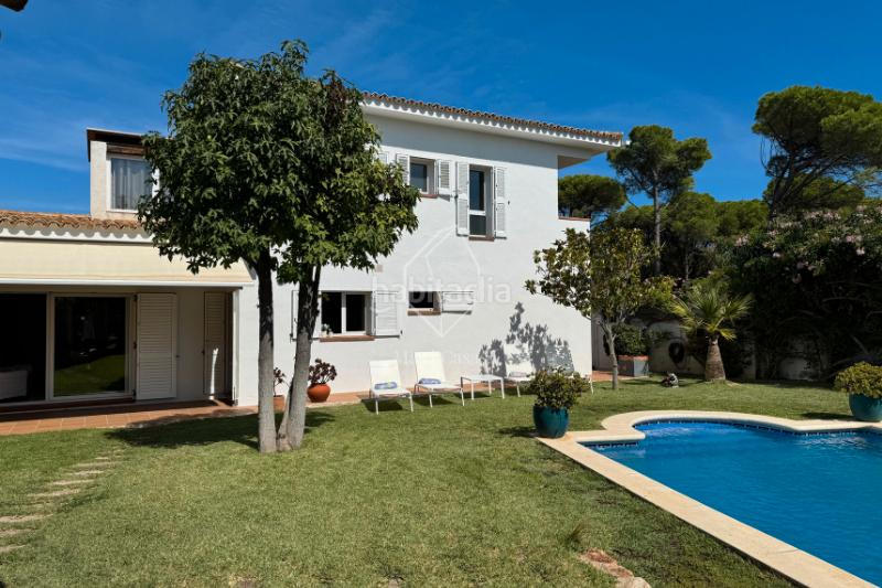 Foto b84c0bf0-7a53-4c8d-8263-1097bd93b510. Casa amb xemeneia calefacció aparcament piscina a Escala (L´)