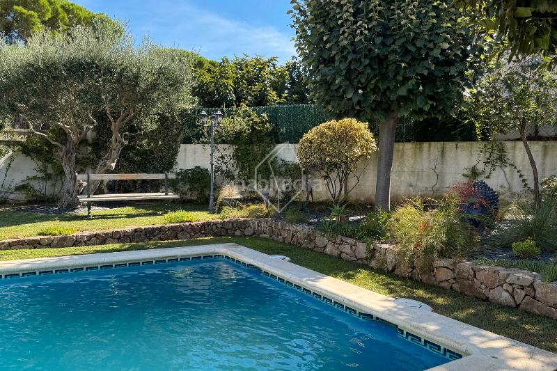 Foto ca563ce2-5a15-4859-81d0-58b066e7a538. Casa amb xemeneia calefacció aparcament piscina a Escala (L´)