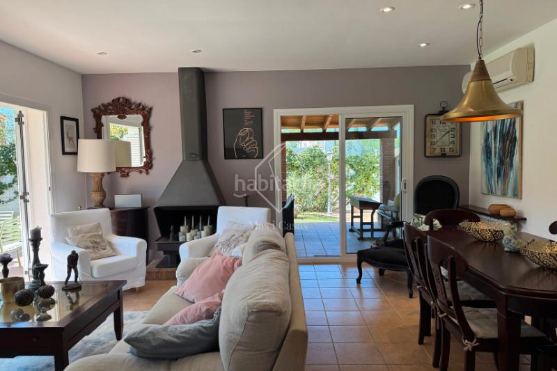 Foto ce556b5b-b7a8-46c2-a448-94246151bd88. Casa amb xemeneia calefacció aparcament piscina a Escala (L´)
