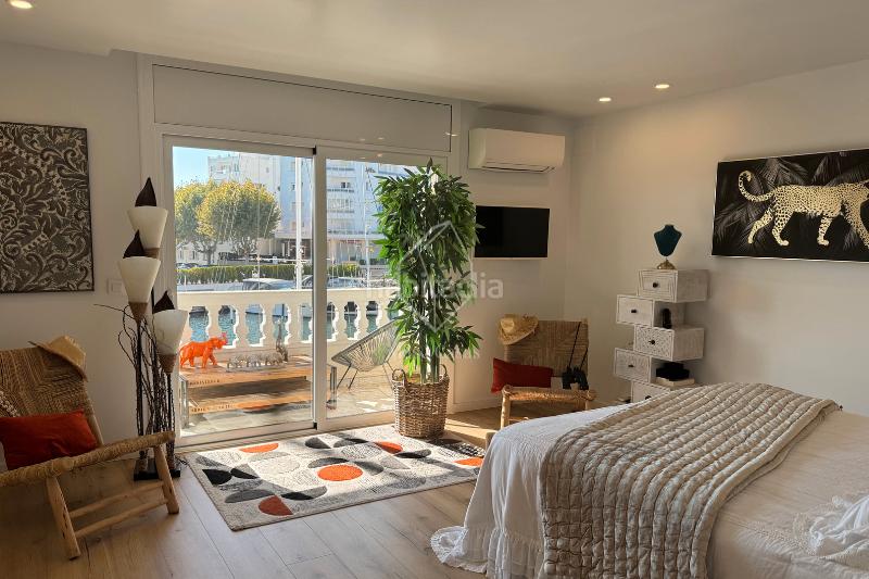 Foto f011df5f-a9e3-4099-ba43-8bc75e7b739d. Zweistöckige wohnung mit heizung parking in Salins - Cavall de Mar Empuriabrava