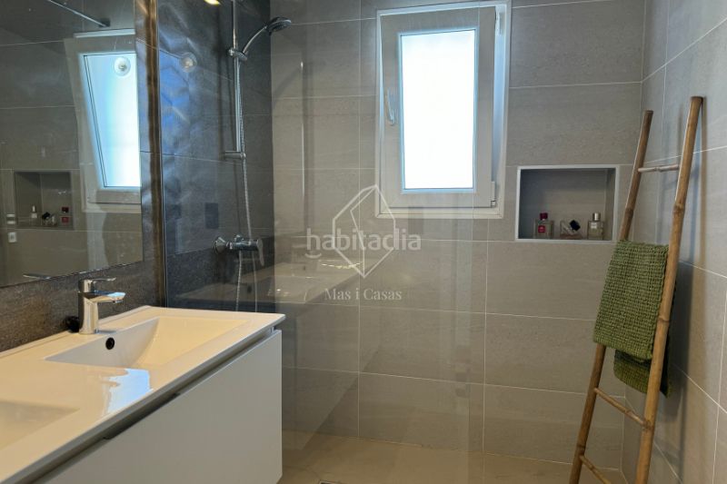 Foto 2223d076-494f-4267-9a43-913dbf368a0c. Casa a carrer dels cossis 27 a Port - La Clota - Puig Sec Escala (L´)