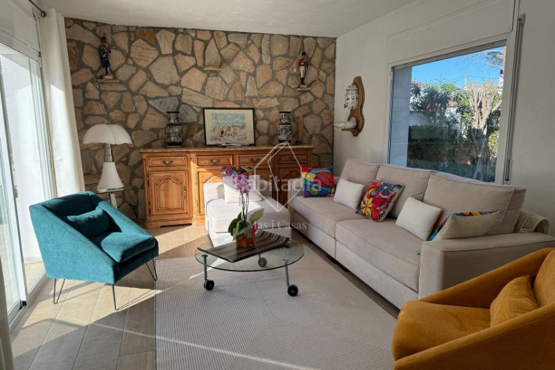 Foto 48d7e1d9-5854-459b-a178-b595e1e0c556. Casa a carrer dels cossis 27 a Port - La Clota - Puig Sec Escala (L´)