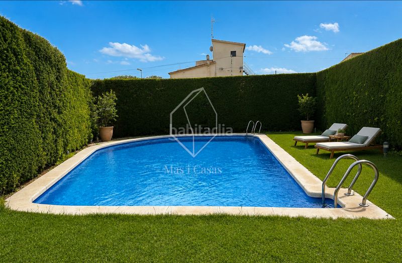 Foto 1d340f44-b9d5-4906-ae6c-dccdb89bab39. Casa adossada a carrer ponent 68 a Eixample Residencial Escala (L´)