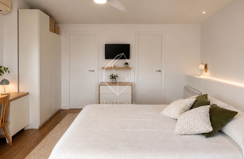 Foto 595b7794-ea5c-41df-b8b6-1dc82c602583. Casa adossada a carrer ponent 68 a Eixample Residencial Escala (L´)