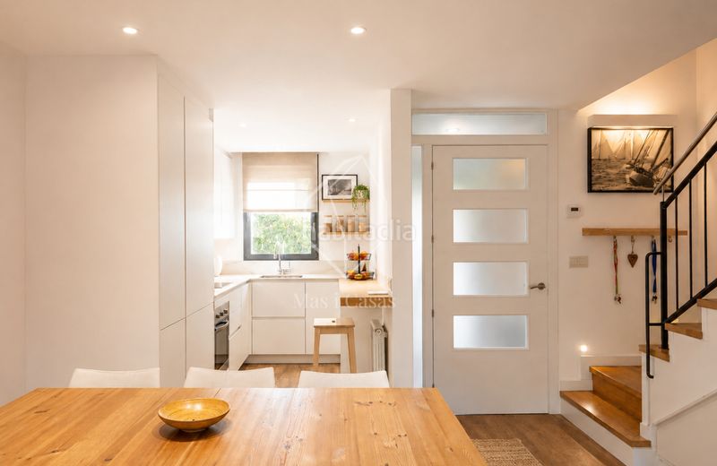 Foto 8609058e-4aa7-463c-a233-56f64008f016. Casa adossada a carrer ponent 68 a Eixample Residencial Escala (L´)