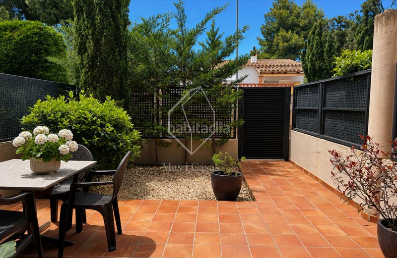 Foto aa09a545-f2e3-4ee3-aeee-d0b2b5720ea6. Casa adossada a carrer ponent 68 a Eixample Residencial Escala (L´)