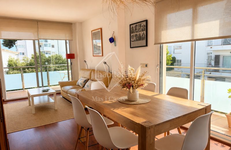 Foto a42c38ce-0d83-45b4-b0c4-1d47f2694b6f. Dúplex amb calefacció aparcament piscina a Eixample Residencial Escala (L´)