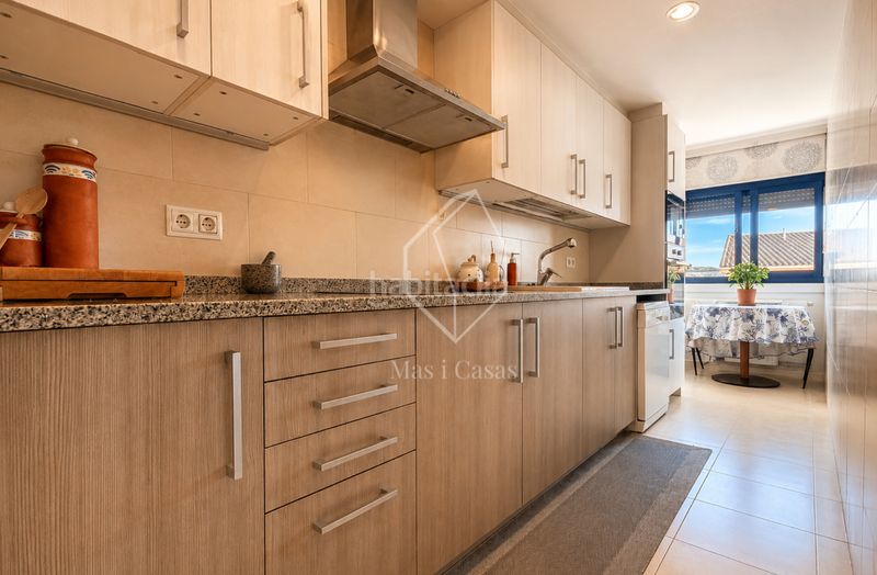 Foto 06a1aa98-992e-43eb-98f2-9909a3cbae7a. Dúplex amb calefacció aparcament piscina a Eixample Residencial Escala (L´)