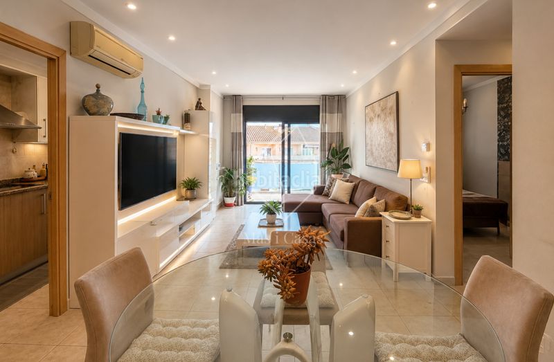 Foto 56d82145-0bc9-433b-af00-39548e4b94d3. Dúplex amb calefacció aparcament piscina a Eixample Residencial Escala (L´)